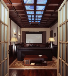 Фото интерьера домашнего кинотеатра трехэтажного дома в классическом стиле