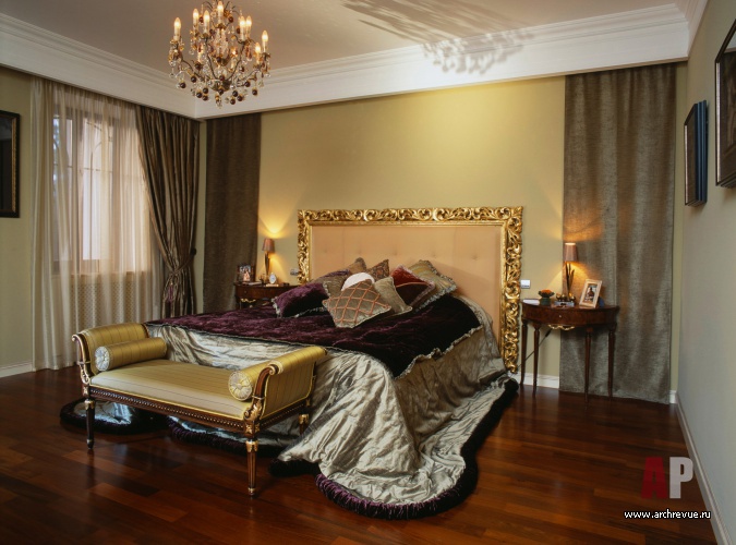 Фото интерьера спальни трехэтажного дома в классическом стиле