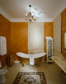 Фото интерьера санузла трехэтажного дома в классическом стиле