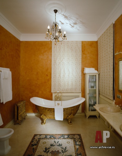Фото интерьера санузла трехэтажного дома в классическом стиле