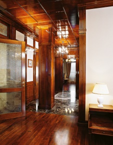 Фото интерьера входной зоны квартиры в классическом стиле