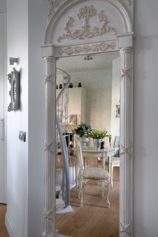 Фото интерьера входной зоны дома в стиле фьюжн