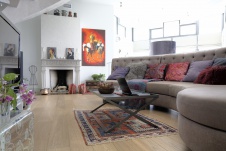 Фото интерьера гостиной дома в стиле фьюжн