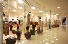 Фото интерьера входной зоны магазина в современном стиле