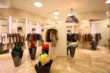 Фото интерьера торгового зала магазина в современном стиле