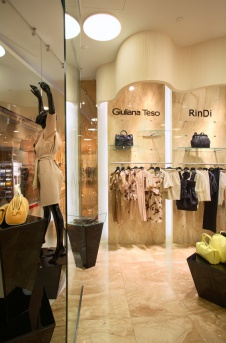 Фото интерьера торгового зала магазина в современном стиле