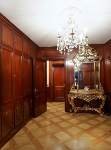 Фото интерьера входной зоны квартиры в классическом стиле