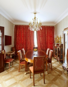 Фото интерьера столовой квартиры в классическом стиле