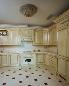 Фото интерьера кухни квартиры в классическом стиле