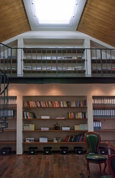 Фото интерьера библиотеки офиса в стиле неоклассика