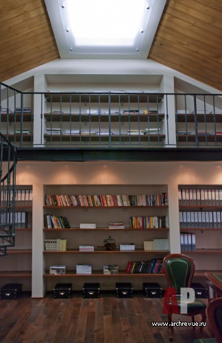 Фото интерьера библиотеки офиса в стиле неоклассика