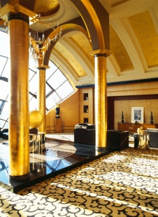 Фото интерьера гостиной пентхауса в стиле ар-деко