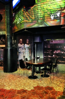 Фото интерьера зала ресторана клуба в стиле китч