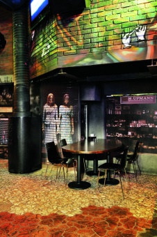 Фото интерьера зала ресторана клуба в стиле китч