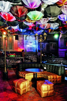 Фото интерьера зала ресторана клуба в стиле китч