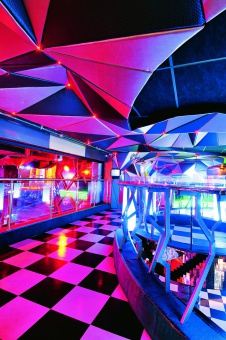 Фото интерьера клубной зоны клуба в стиле китч