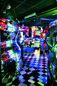 Фото интерьера клубной зоны клуба в стиле китч