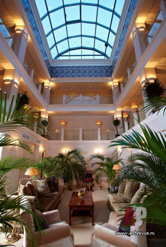 Фото интерьера холла отеля в стиле неоклассика