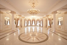 Фото интерьера банкетного зала отеля в стиле неоклассика