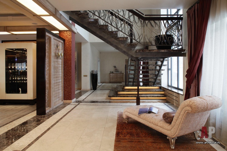 Фото интерьера лестничного холла загородного дома в стиле неоклассика