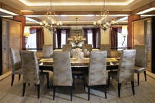 Фото интерьера столовой загородного дома в стиле неоклассика