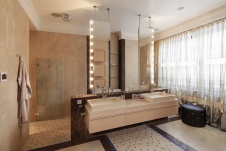 Фото интерьера санузла загородного дома в стиле неоклассика