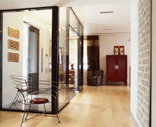 Фото интерьера входной зоны офиса в стиле фьюжн