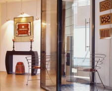 Фото интерьера входной зоны офиса в стиле фьюжн