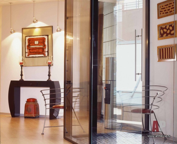 Фото интерьера входной зоны офиса в стиле фьюжн