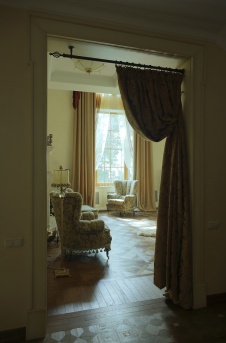 Фото интерьера гостиной дома в классическом стиле