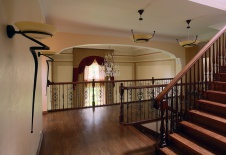 Фото интерьера лестничного холла дома в классическом стиле