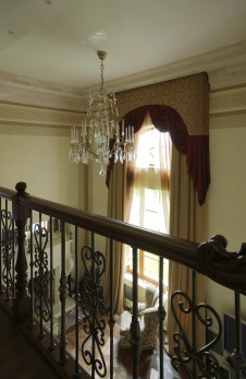 Фото интерьера лестничного холла дома в классическом стиле