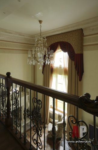 Фото интерьера лестничного холла дома в классическом стиле