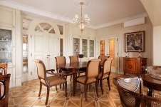 Фото интерьера столовой квартиры в классическом стиле
