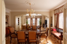 Фото интерьера столовой квартиры в классическом стиле