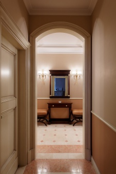 Фото интерьера холла квартиры в классическом стиле