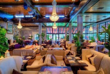 Фото интерьера зала ресторана в стиле фьюжн