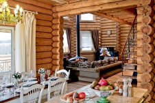 Фото интерьера столовой деревянного дома в стиле фьюжн Фото интерьера гостиной деревянного дома в стиле фьюжн