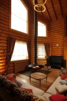 Фото интерьера каминной деревянного дома в стиле фьюжн