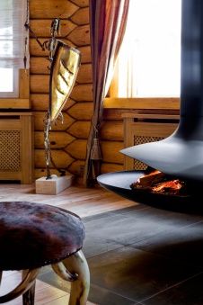 Фото интерьера каминной деревянного дома в стиле фьюжн