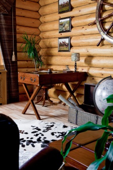 Фото интерьера зоны отдыха деревянного дома в стиле фьюжн