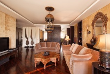 Фото интерьера гостиной квартиры в стиле неоклассика