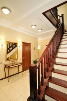 Фото интерьера входной зоны дома в стиле неоклассика Фото лестницы дома в стиле неоклассика