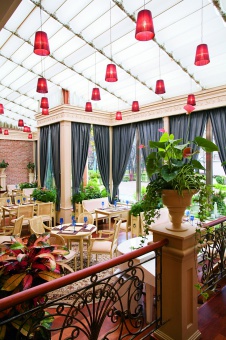 Фото интерьера входной зоны ресторана в стиле фьюжн