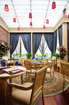 Фото интерьера зала ресторана в стиле фьюжн