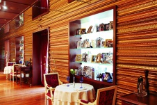 Фото интерьера зала ресторана в стиле фьюжн