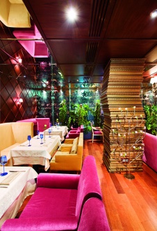 Фото интерьера зала ресторана в стиле фьюжн