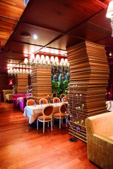 Фото интерьера зала ресторана в стиле фьюжн