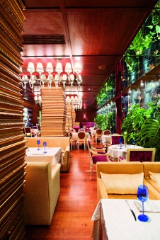 Фото интерьера зала ресторана в стиле фьюжн