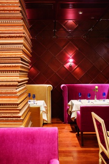 Фото интерьера зала ресторана в стиле фьюжн